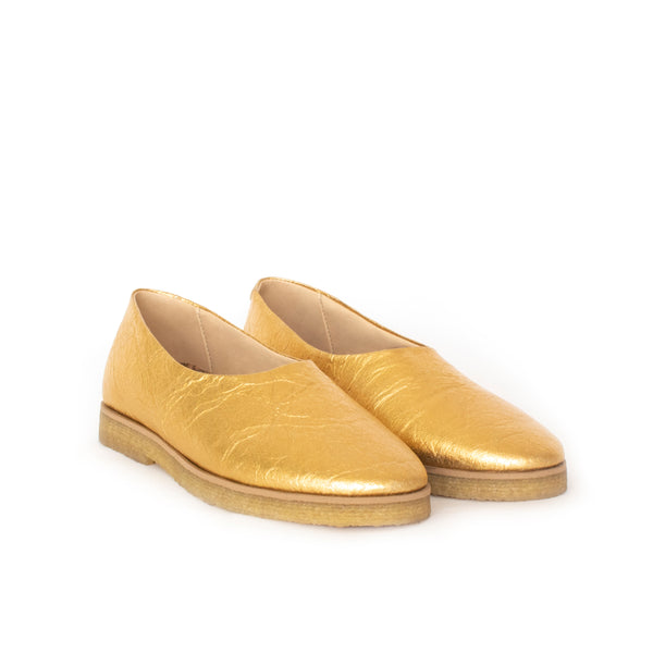Almond toe flat in gold pinatex, pinneapple vegan leather alternative, natural rubber sole.
