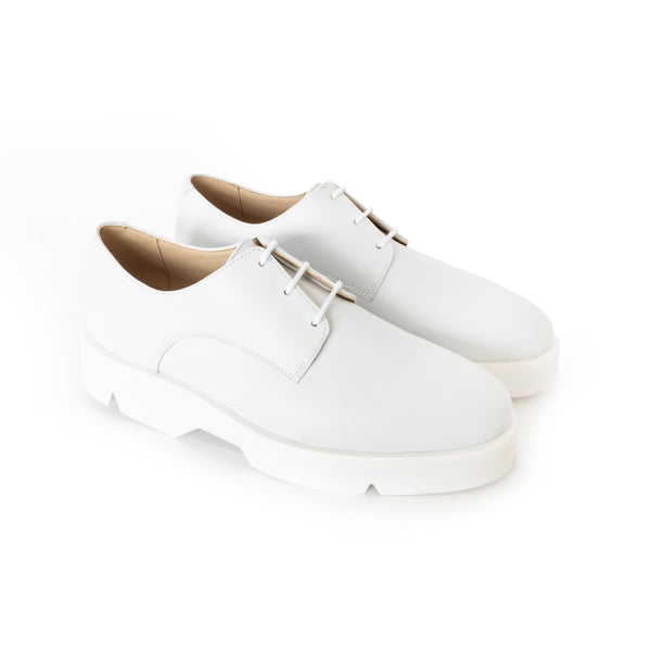 Derby in white eco vegan leather, comfortable rubber sole. Unisex style.