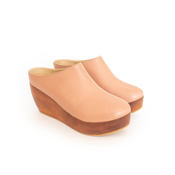 Clogs in rose faux-nappa, breathable lining with natural wood heel. Luxury vegan shoes. Sydney Brown Spring Summer 2019. Sustainable, eco-friendly SS19 fashion